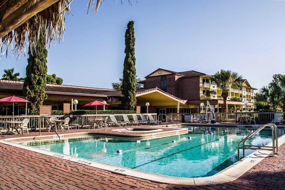 Quality Inn And Suites Golf Resort Naples Exterior photo