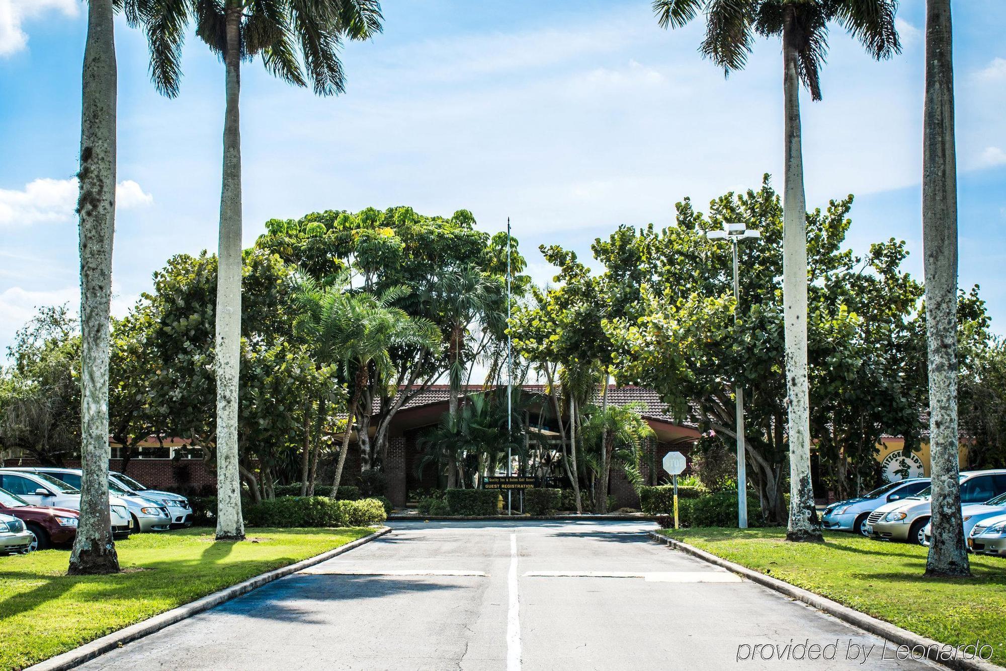 Quality Inn And Suites Golf Resort Naples Exterior photo