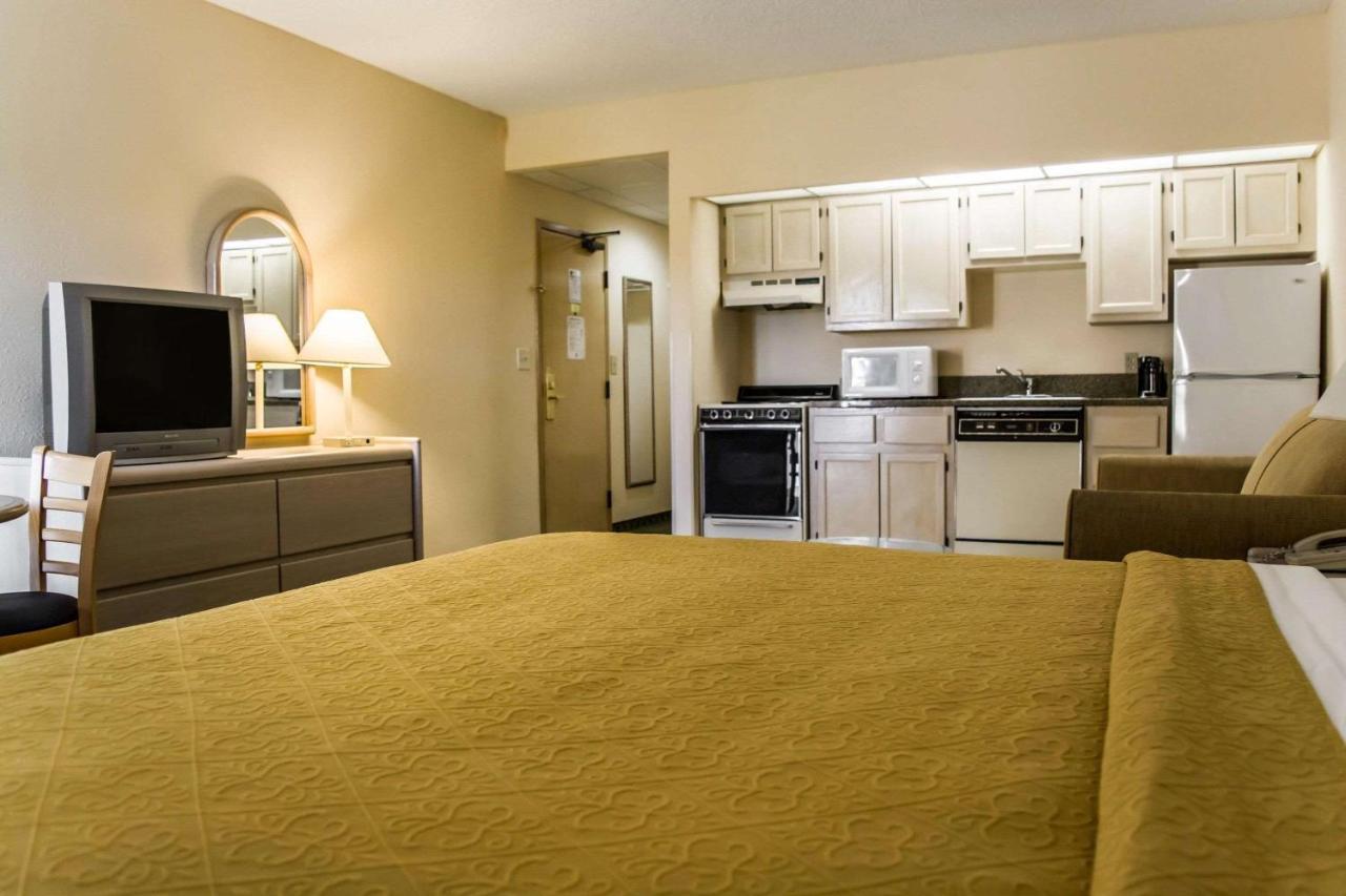 Quality Inn And Suites Golf Resort Naples Exterior photo